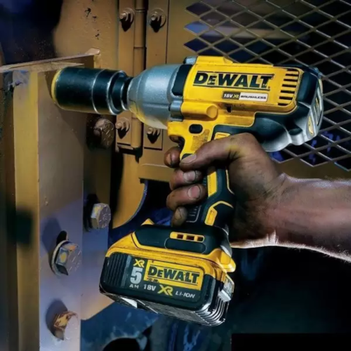 Mașină de înșurubat cu impact cu 2 acumulatori DeWalt DCF899P2