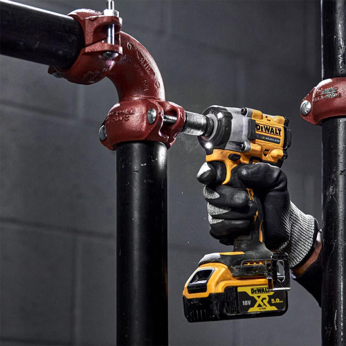 Masina de insurubat cu impact cu 2 acumulatori DeWalt DCF922P2T