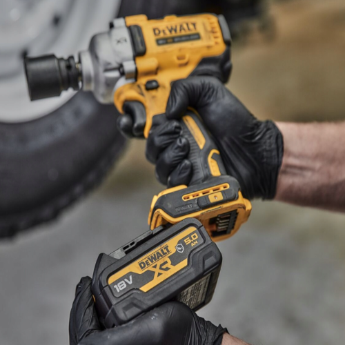 Masina de insurubat cu impact cu 2 acumulatori DeWalt DCF891P2T